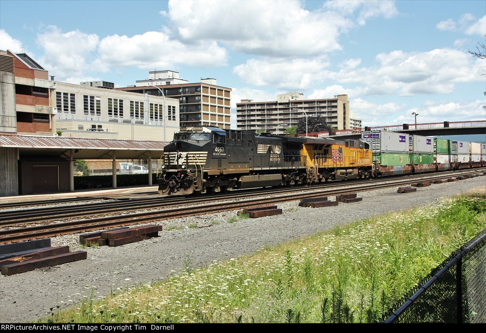 NS 4057, UP 5323 on 21J